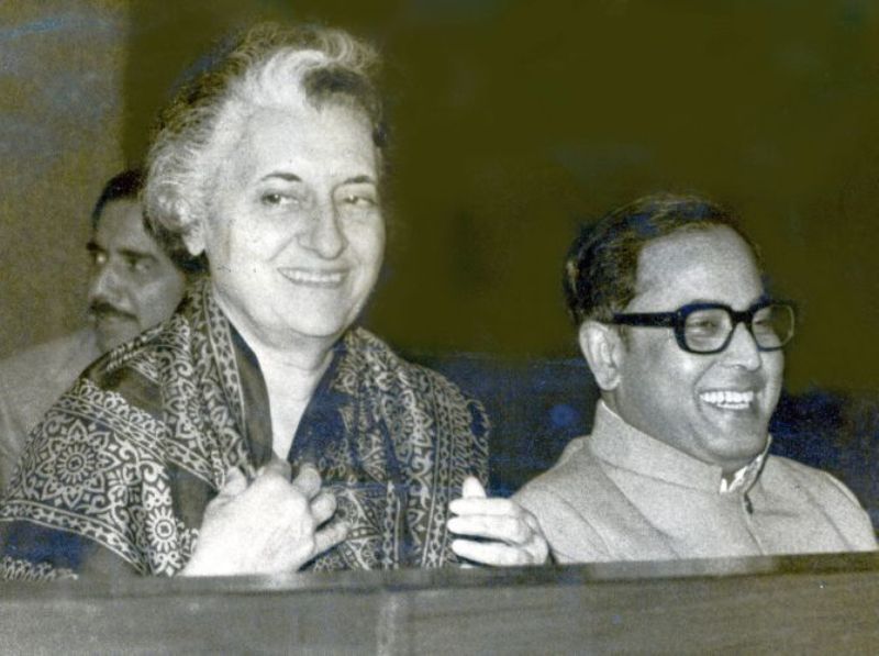 Пранаб Мукерджи с Индира Ганди през 1982 г., след като произнесе речта по бюджета