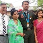 Rajyavardhan Singh Rathore med sine forældre og kone