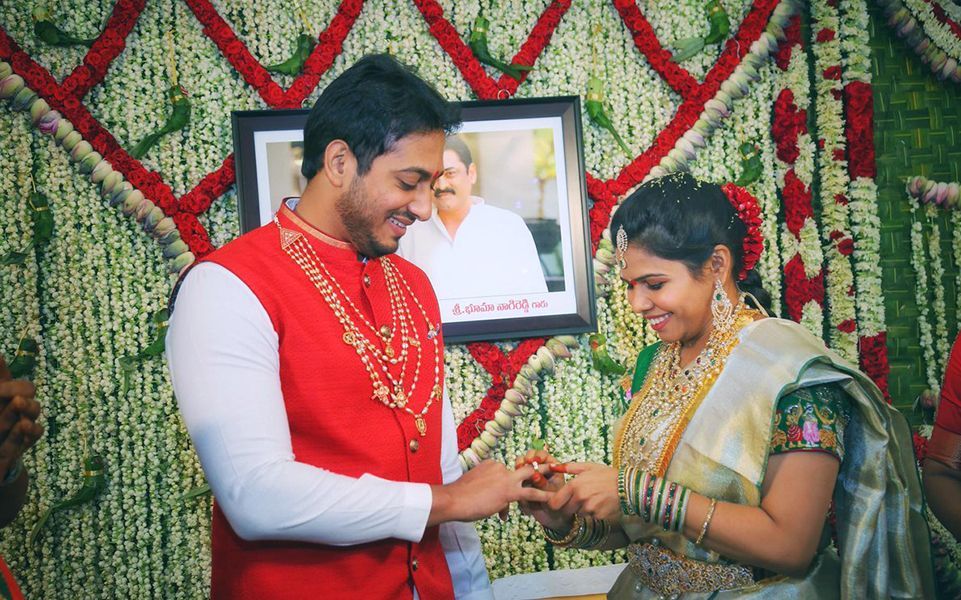 Förlovningsfoto av Bhuma Akhila Priya och Bhargava Ram