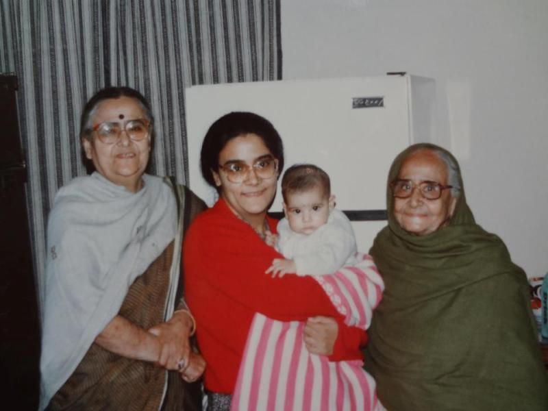 Namita Bhattacharya (u sredini) sa svojom majkom, Rajkumari Kaul (ekstremna lijeva) i velikom majkom po majci (ekstremna desna)