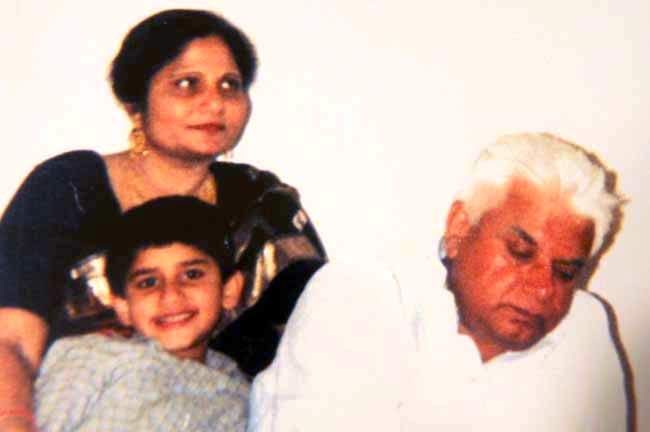 Rohito Šekharo Tiwari vaikystės nuotrauka su Ujjwala Sharma ir ND Tiwari bei jos sūnumi Rohitu 1980 m.