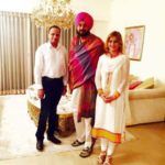 Ruby Yadav avec son mari, Vinay Yadav, et Navjot Singh Siddhu (Centre)