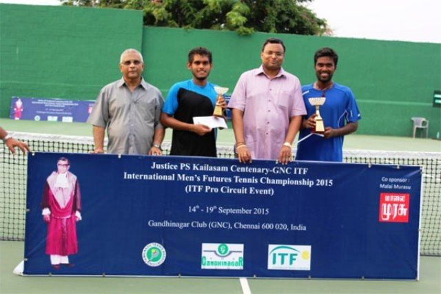 Conexión de tenis Karti Chidambaram