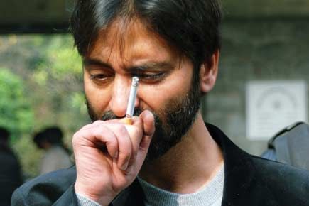 Иасин Малик Пушење цигара
