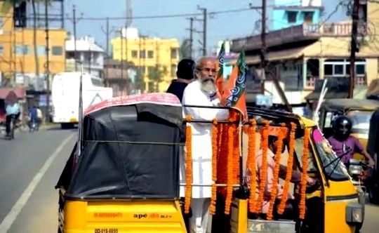 Bir Otomobilde Pratap Chandra Sarangi Kampanyası
