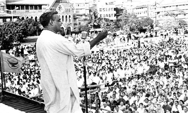 Atal Bihari Vajpayee phát biểu một cuộc tập hợp