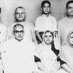 Atal Bihari Vajpayee (står yderst til højre) med sine søskende