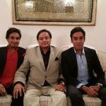 Shashi Tharoor med sønnene Kanishk (til venstre) og Ishan (til høyre)