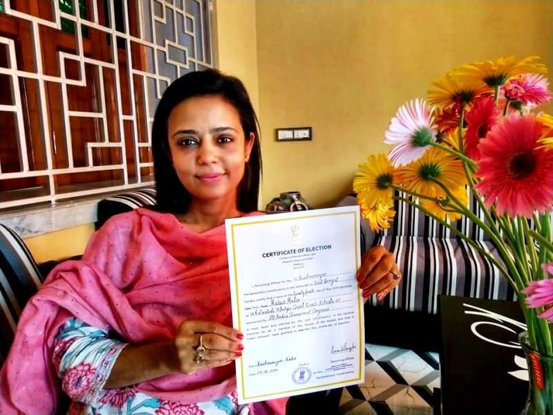 மஹுவா மொய்த்ரா தனது 2019 மக்களவைத் தேர்தல் வெற்றி சான்றிதழுடன்