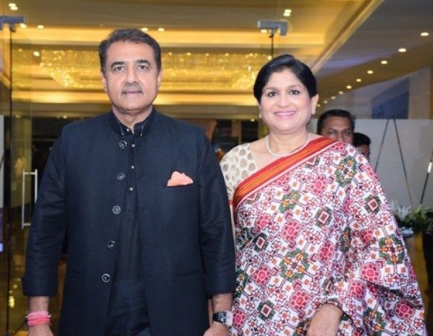 Praful Patel bersama isterinya