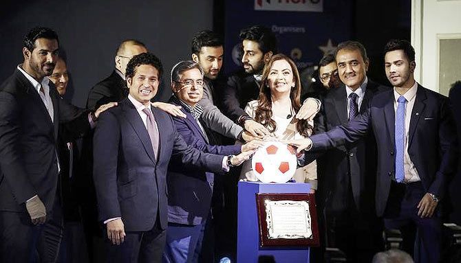 Praful Patel, Nita Ambani, Sachin Tendulkar ja Bollywood näitlejad ISL-i avamisel