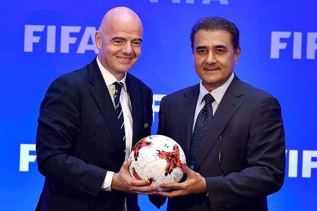 برافول باتيل في صورة مع رئيس FIFA جياني إنفانتينو في مؤتمر في كولكاتا