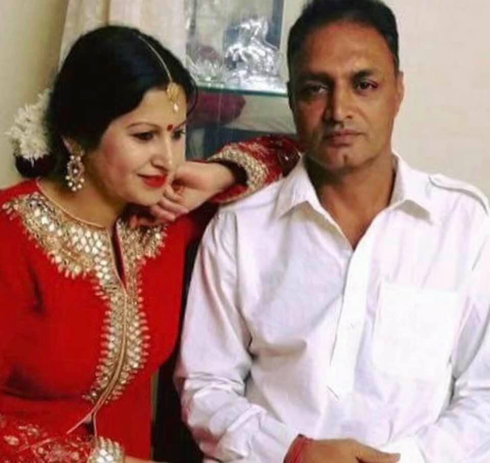 Sonali Phogat con su esposo