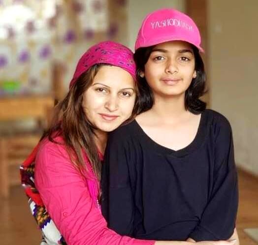 Sonali Phogat mit ihrer Tochter