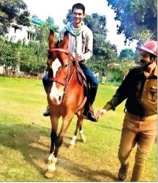Tej Pratap Singh harrastaa ratsastusta