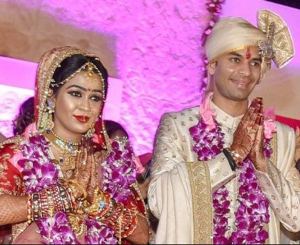 Tej Pratap Yadav vaimonsa Aishwarya Rain kanssa