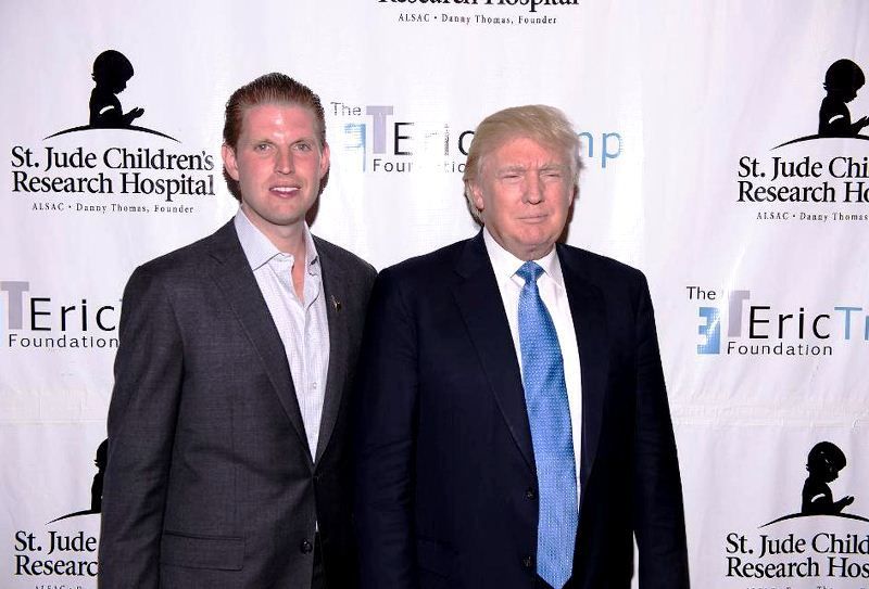 Donald Trump kasama ang kanyang anak na si Eric Trump