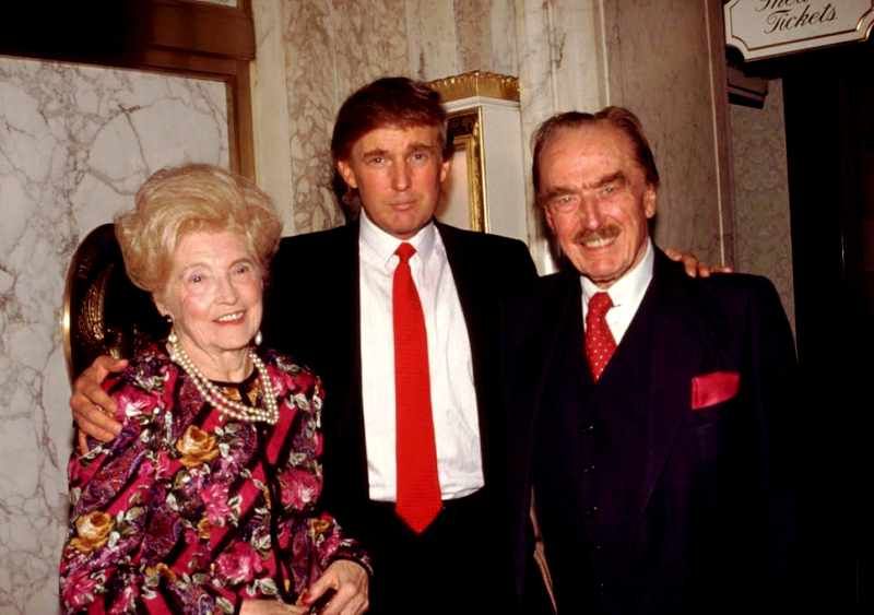 Donald Trump (gitna) kasama ang kanyang ama na si Fred (kanan) at ina na si Mary (kaliwa)