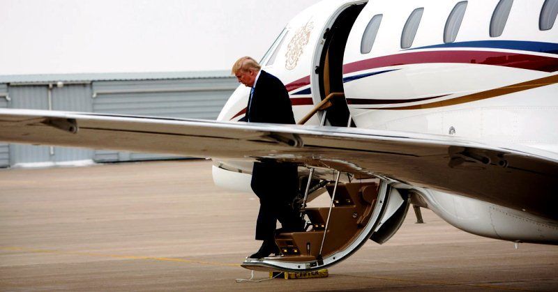 Donaldas Trumpas išeina iš savo „Cessna Citation X“