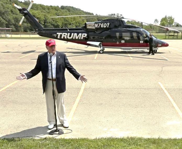 Donaldas Trumpas su savo sraigtasparniu „Sikorsky S-76“