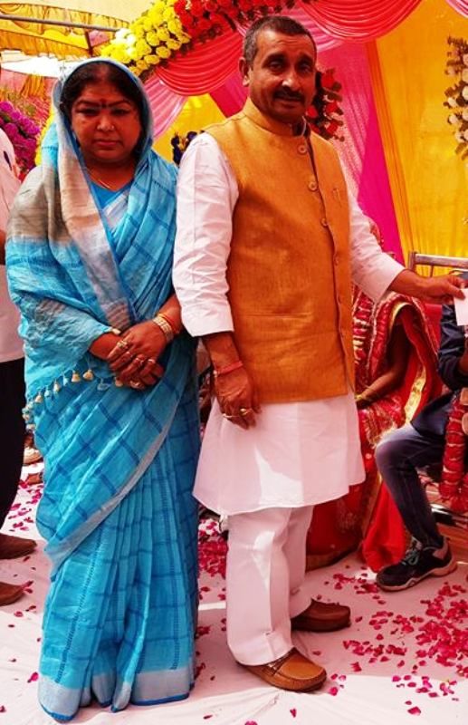Kuldeep Singh Sengar con su esposa