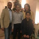 Priya Dutt met echtgenoot en zonen