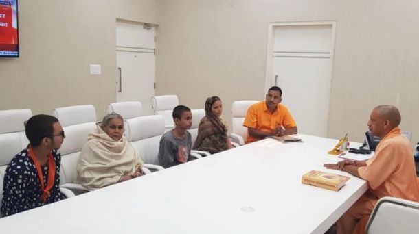 Kamlesh Tiwari ģimenes locekļi tiekas ar CM Yogi Adityanath