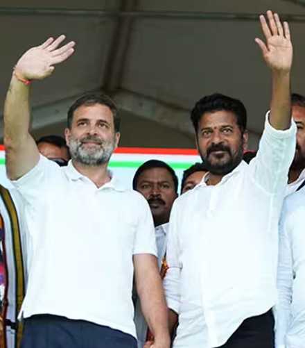 Revanth Reddy posa con Rahul Gandhi dopo il risultato delle elezioni di Telangana 2023