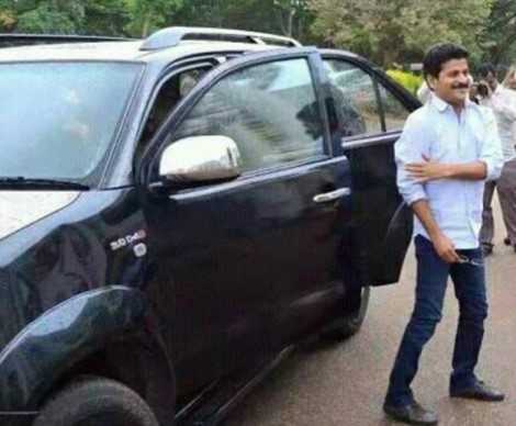 Revanth Reddy con la sua Toyota Fortuner