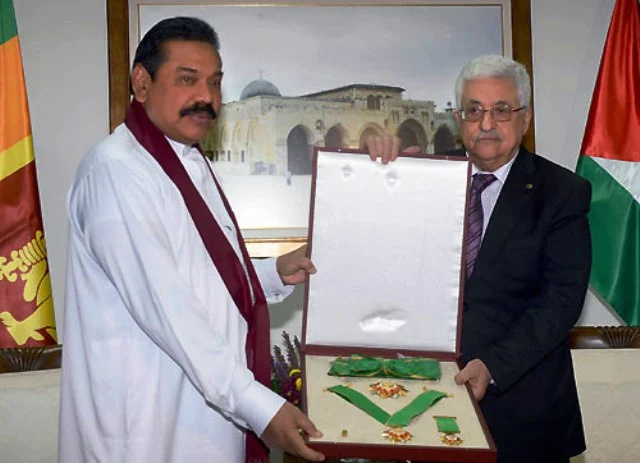   ماهيندا راجاباكسا يتسلم ميدالية نجمة فلسطين