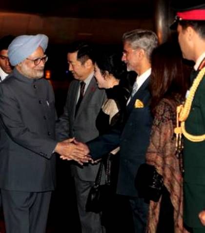 Manmohan Singh blir mottatt av S Jaishankar
