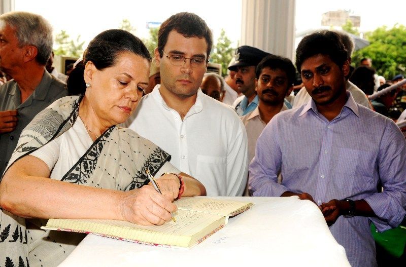 Jaganmohan Reddy với Sonia Gandhi và Rahul Gandhi