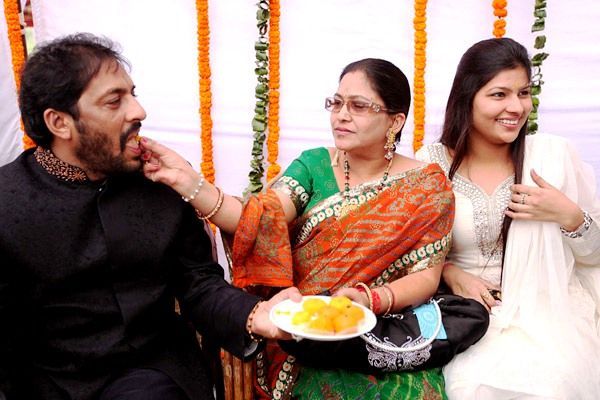 Gopal Kanda con su esposa Saraswati Devi (centro) y su hija (derecha)