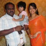 H.D. Kumaraswamy tyttärensä ja vaimonsa kanssa