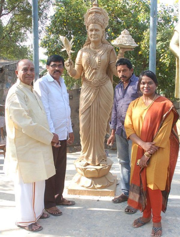 P Shankar Rao (yderst til venstre) og hans datter med en lermodel af bronzestatuen af ​​Sonia