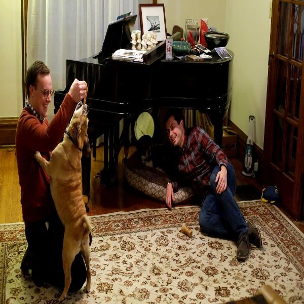 Pete Buttigieg und Chasten Glezman spielen mit ihren Hunden