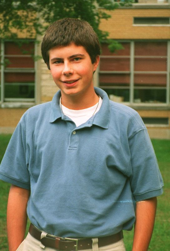 صورة بيت بوتيجيج أثناء دراسته في مدرسة سانت جوزيف الثانوية