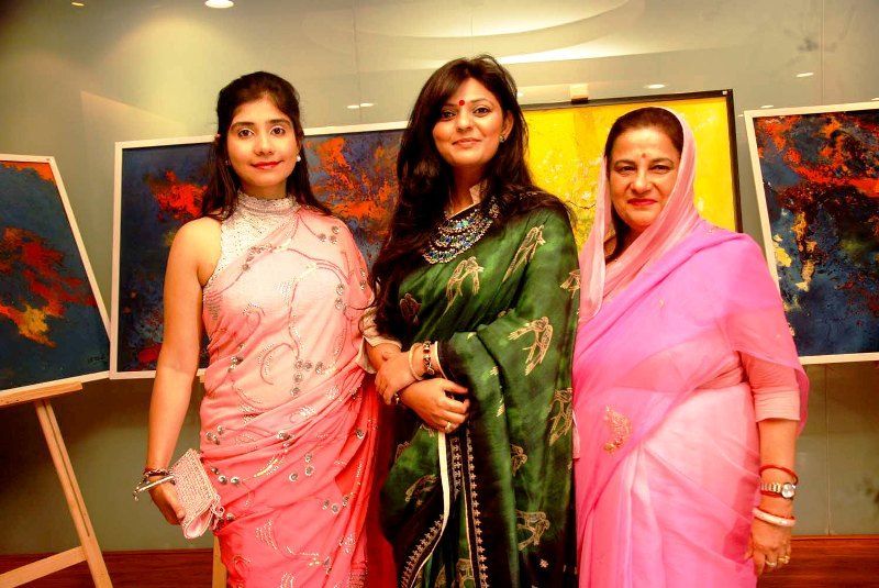 Rajkumari Ratna Singh (oikealla) tyttärensä Tanushree Singhin kanssa (vasemmalla)