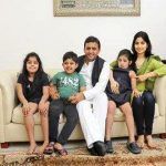 Akhilesh Yadav com sua esposa e filhos