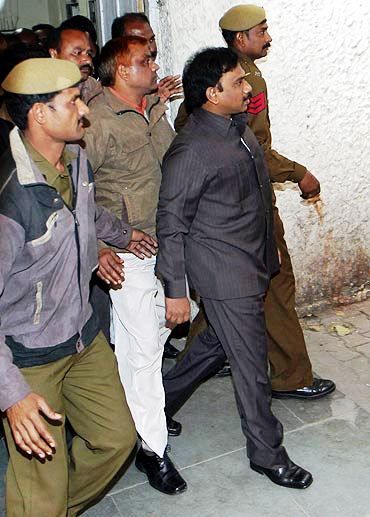 A. Arrestation de Raja dans une affaire d'arnaque 2G