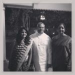 Parakala Prabhakar vaimonsa ja tyttärensä kanssa