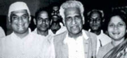 উজ্জ্বলা তিওয়ারি তার পিতা (কেন্দ্র) এবং এনডি তিওয়ারি (বাম) সাথে 1970-এর দশকে