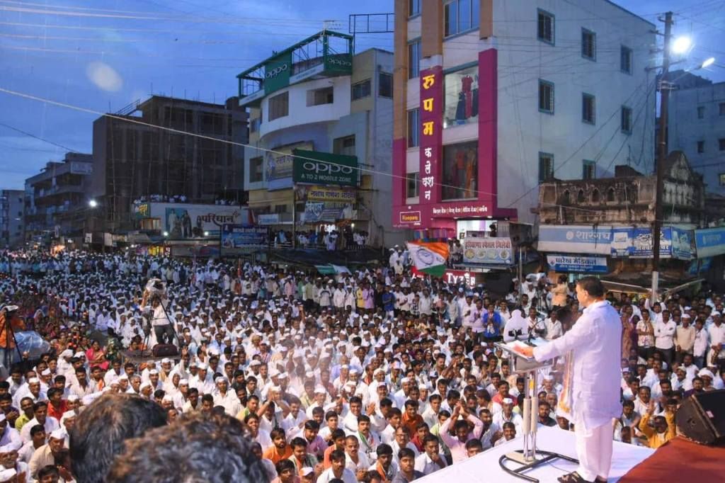 दिलीप वालसे पाटिल 2019 महाराष्ट्र विधानसभा चुनाव से पहले अंबेगाँव निर्वाचन क्षेत्र में एक राजनीतिक रैली में बोलते हुए