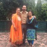 Navjot Kaur Sidhu sa svojom majkom i bratom