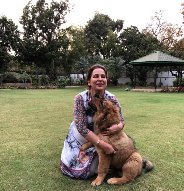 Navjot Kaur Sidhu igrajući se sa svojim psom
