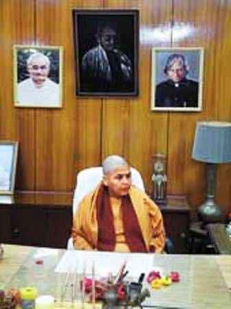 Madhya Pradesh CM 사무실에 앉아있는 Uma Bharti