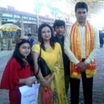 Biplab Kumar Deb com sua esposa e filhos
