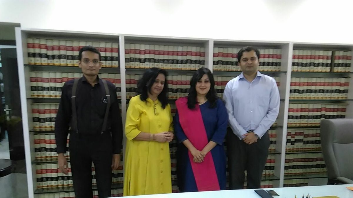 Bansuri Swaraj com seus colegas