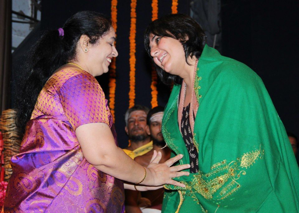 Bansuri Swaraj sendo homenageado em uma função