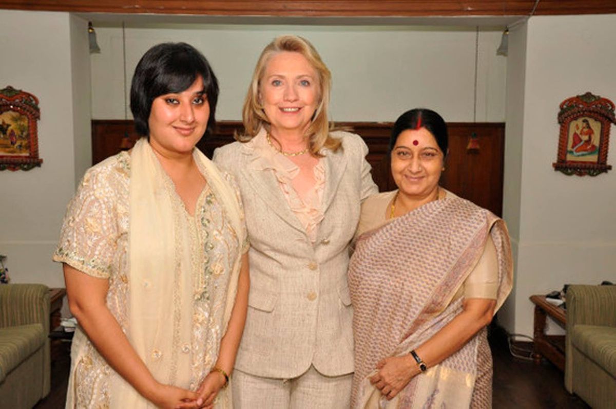 Bansuri Swaraj com Hillary Rodham Clinton e Sushma Swaraj